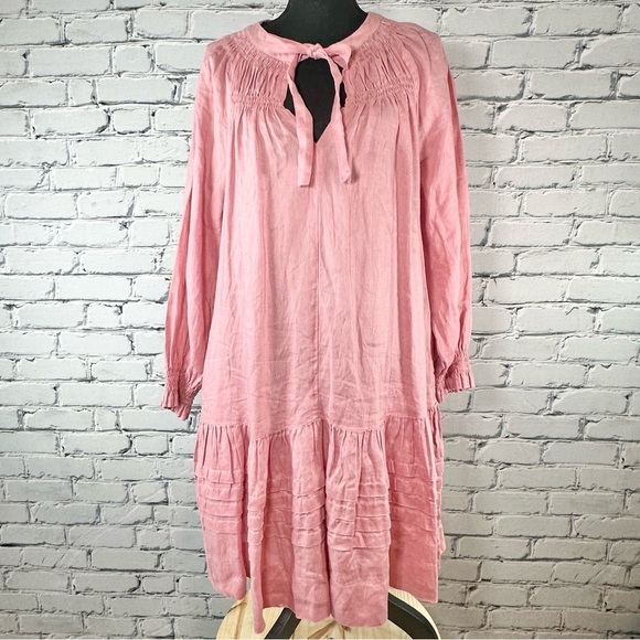 Greek Archaic Kori Dresses & Skirts - Greek Archaic Kori Linen Popover Smock Dress
Tie Neck Tiered Pink Size Large